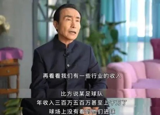 相对来说，他的造型更加近似于杰克;尼克尔森版本的小丑